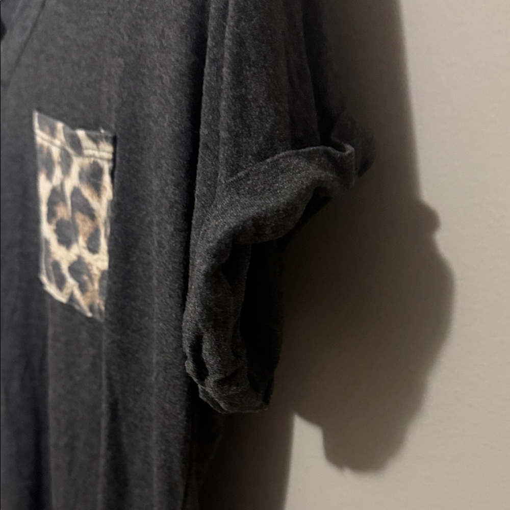 MINEFREE Charcoal V-Neck Tee with Leopard Pocket [Small] - Picture 3 of 8